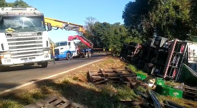 A carreta estava tombada nas margens da rodovia. 