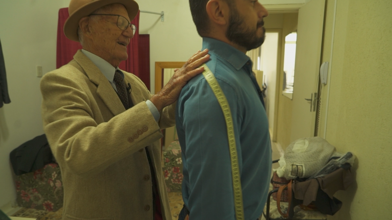 Profissão artesanal de alfaiate ainda é preservada em Florianópolis