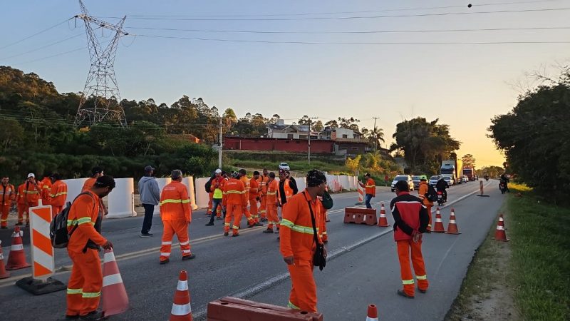Manifestantes est&atilde;o no km 19 da BR-282 – Foto: Paulo Mueller/NDTV