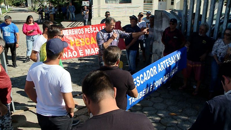Cerca de cem pescadores tamb&eacute;m estavam reunidos do lado de fora do pr&eacute;dio – Foto: Reprodu&ccedil;&atilde;o/NDTV/ND