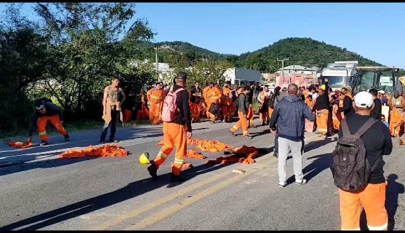 Trabalhadores do Contorno Vi&aacute;rio em protesto na BR-282, em Palho&ccedil;a – Foto: Paulo Mueller/NDTV