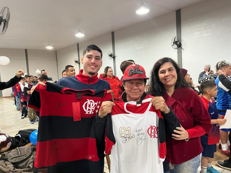 Av&ocirc; e neto tiveram suas camisas autografadas por Zico – Foto: Luciano Cerin/ND