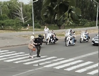 Um dos motoqueiros desceu da moto e atravessou a via junto com a idosa 