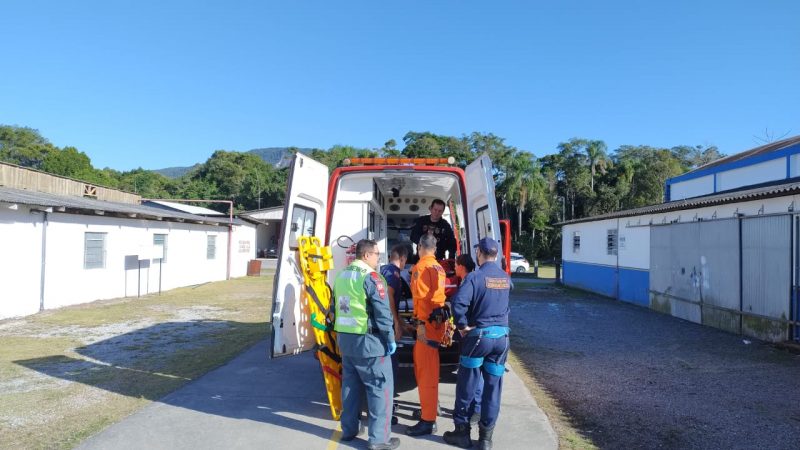 Vítima foi levada ao hospital após ser resgatada em Palhoça