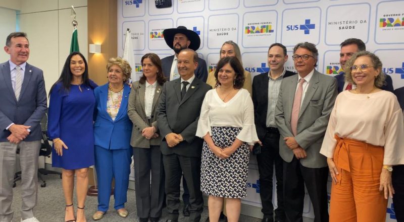 Retinue from Santa Catarina in a meeting with the Minister of Health to ask for resources.  The state's annual deficit is 550 million reais.  – Photo: Danila Bernardes/ND+