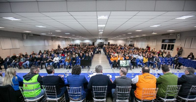Lideran&ccedil;as pol&iacute;ticas do Estado se reuniram nesta quinta-feira (22) para discutir preven&ccedil;&atilde;o das cheias do rio Itaja&iacute;-A&ccedil;u e seus afluentes – Foto: Gerri Consoli/Redes Sociais/Reprodu&ccedil;&atilde;o/ND