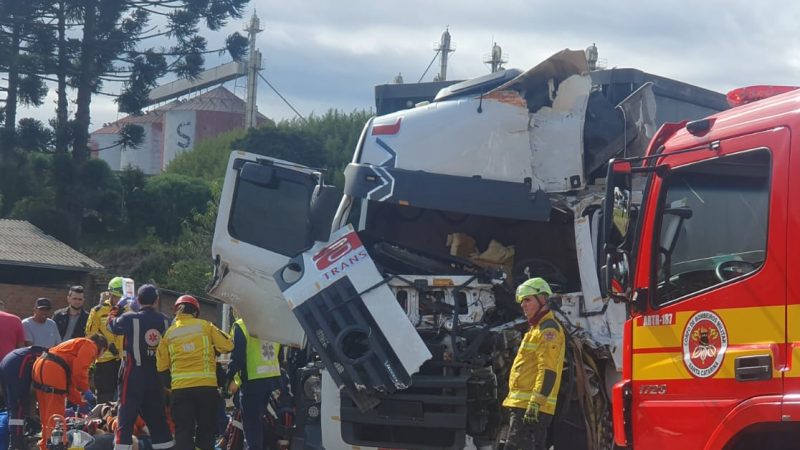 Caminhoneiro ficou com ferimentos graves ap&oacute;s a colis&atilde;o. – Foto: SAER/Divulga&ccedil;&atilde;o/ND