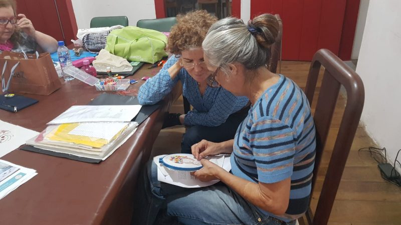 Salete ensinando a arte de bordar. “O bordado manual, aqui em Florian&oacute;polis &eacute; mais explorado na arte terapia, terapia ocupacional e na arte t&ecirc;xtil. Como profiss&atilde;o n&atilde;o tem incentivo. Faltam profissionais no mercado”, diz a artes&atilde; – Foto: Salete Boschi – Bordadeira – arquivo pessoal (2)