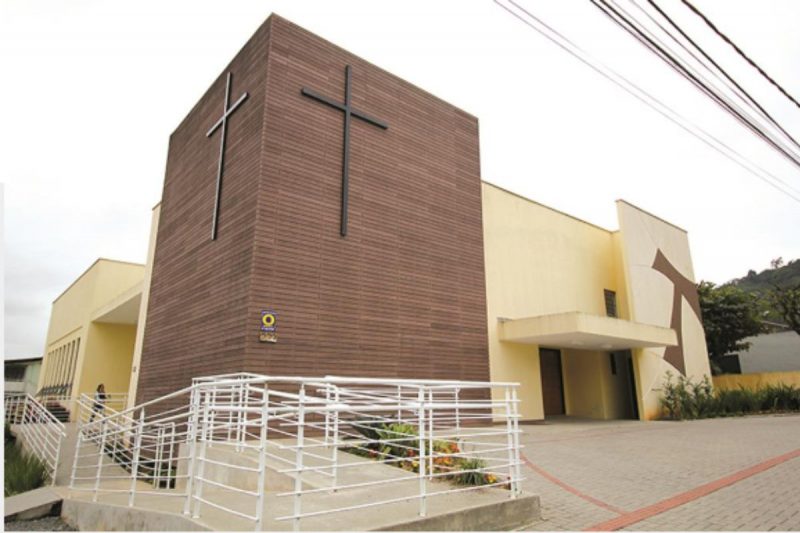 Par&oacute;quia S&atilde;o Francisco de Assis fica no bairro Sagua&ccedil;u – Foto: Diocese de Joinville/Reprodu&ccedil;&atilde;o/ND