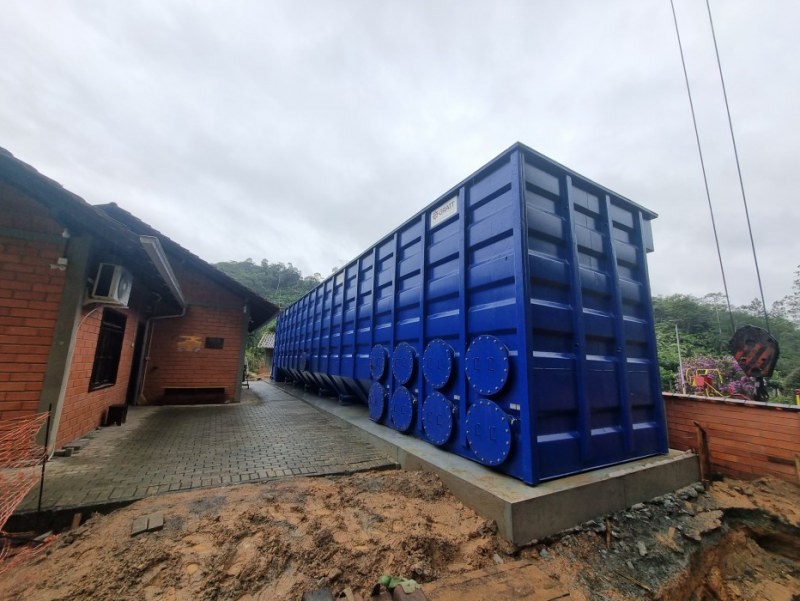 A base de concreto, que vai acelerar o processo de limpeza da &aacute;gua, foi instalada em 13 de junho – Foto: Divulga&ccedil;&atilde;o