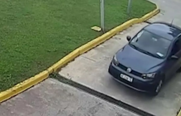 ‘Reprovada?’: idosa capota carro durante exame de habilitação