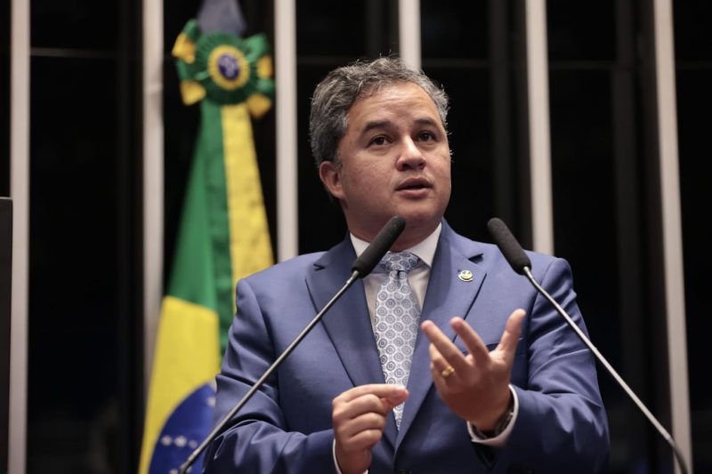 Foto do senador Efraim Filho no Senado