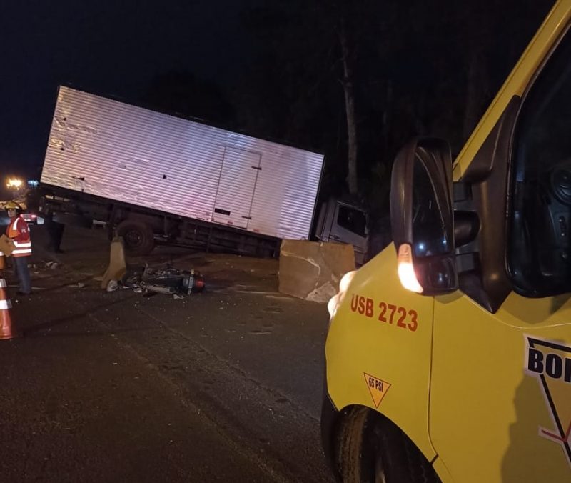 Bombeiros encaminharam homem ao hospital ap&oacute;s acidente na madrugada desta quinta-feira (29), no Vale do Itaja&iacute; – Foto: Bombeiros Volunt&aacute;rios de Indaial/Divulga&ccedil;&atilde;o/ND