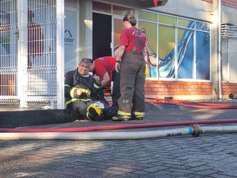 Subtenente Jos&eacute; Carlos da Silva ao sair do inc&ecirc;ndio para dar uma pausa do trabalho intenso – Foto: Marco Aur&eacute;lio/NDTV
