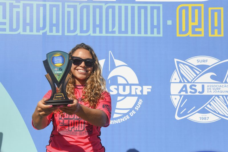 Tainá Hinckel surfista da Guarda do Embaú, em Palhoça, Santa Catarina foi a melhor da Categoria Feminina nas ondas da Praia da Joaquina &#8211; Foto: MARCIO DAVID/ND