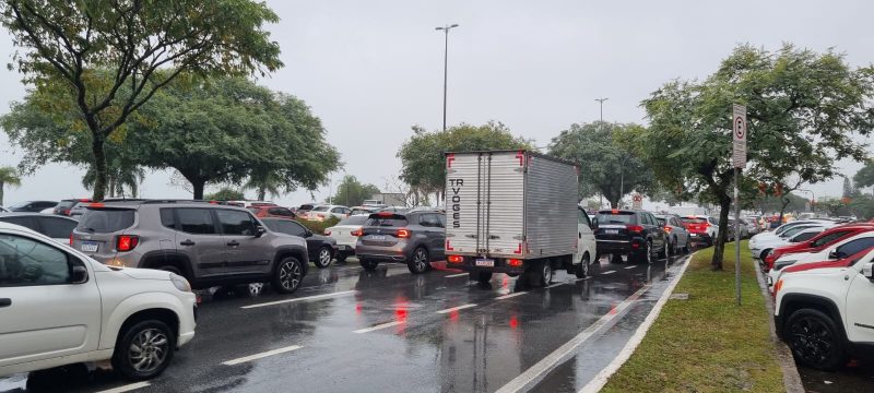 Chuva deixa filas por toda a cidade 
