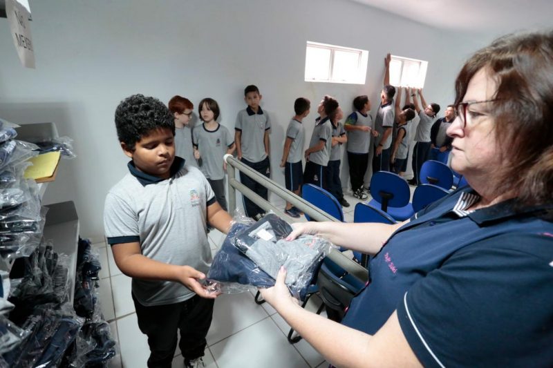 Mais de 75 mil kits est&atilde;o sendo distribu&iacute;dos aos alunos da rede municipal – Foto: Prefeitura de Joinville/Divulga&ccedil;&atilde;o/ND
