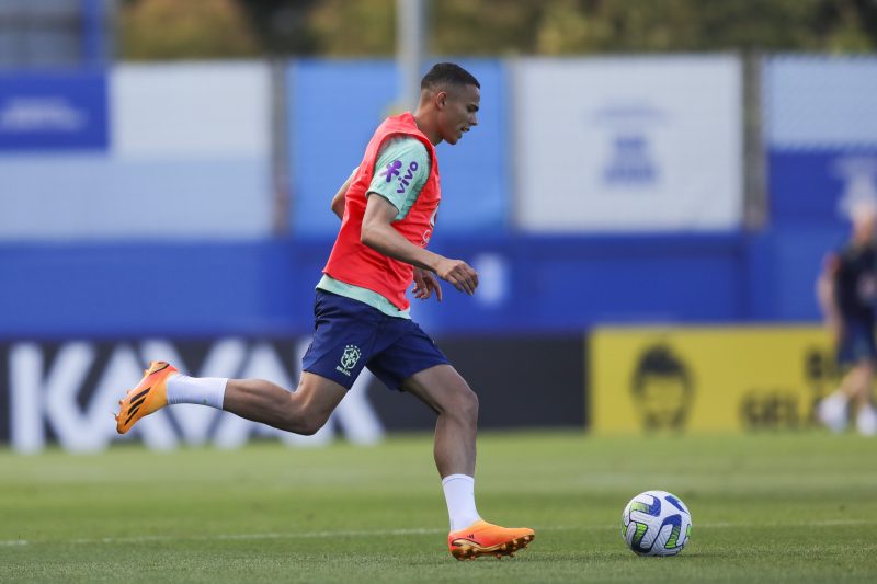 Vanderson durante treino da seleção brasileira