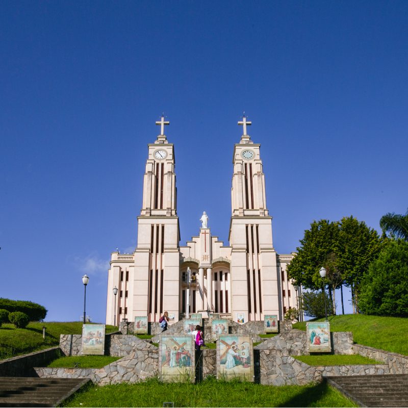 Entre os principais pontos tur&iacute;sticos est&aacute; a Igreja Matriz de S&atilde;o Bento do Sul, localizada em frente a pra&ccedil;a central. – Foto: Divulga&ccedil;&atilde;o/ND