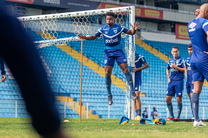 Volante Wellington alega ter sido vítima de racismo no prédio onde mora em Florianópolis