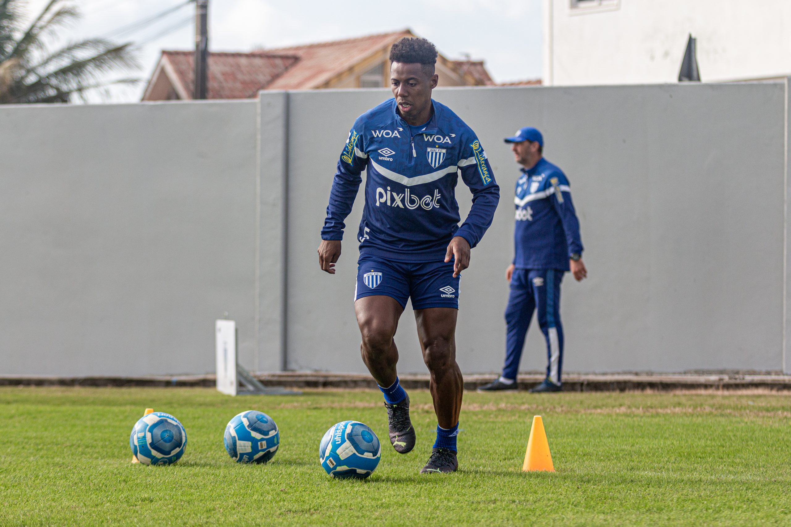 Crianças brincam de jogar bola Foto: Valter Campanato