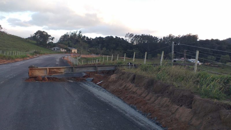 Postes caem sobre pista devido a ventania na regi&atilde;o de Bra&ccedil;o do Norte. – Foto: Divulga&ccedil;&atilde;o HC Not&iacute;cias