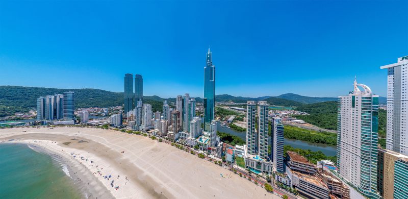 One Tower, residencial mais alto da América Latina, visto do alto em dia ensolarado