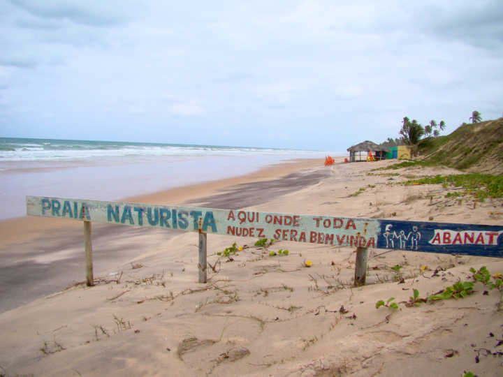 Entrada da &aacute;rea naturista na praia de Massarandupi&oacute;, na Bahia – Foto: Reprodu&ccedil;&atilde;o/ND