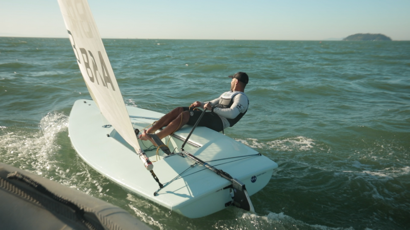 Medalhista da vela, Bruno Fontes, rasgando as águas de Jurerê, em Florianópolis - Foto: Reprodução NDTV RecordTV/ND