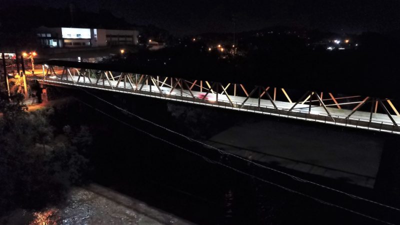A Ponte Lauro M&uuml;ller, conhecida popularmente como Ponte do Salto, ganhou moderniza&ccedil;&atilde;o com ilumina&ccedil;&atilde;o de LED – Foto: Divulga&ccedil;&atilde;o