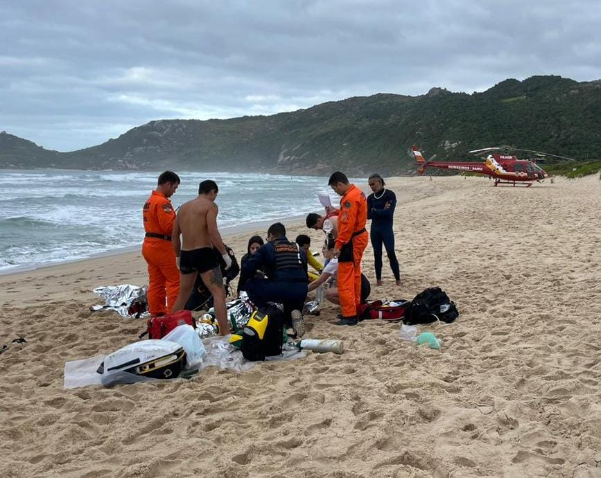 Surfista se afoga e é resgatado de helicóptero em praia de Florianópolis
