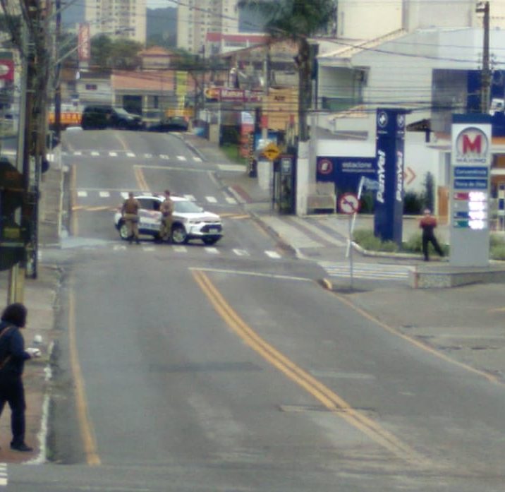 O simulado realizado pelo Comando de Operações de Busca, Resgate e Assalto foi feito em frente a uma agência bancária no bairro Jardim Cidade de Florianópolis, em São José