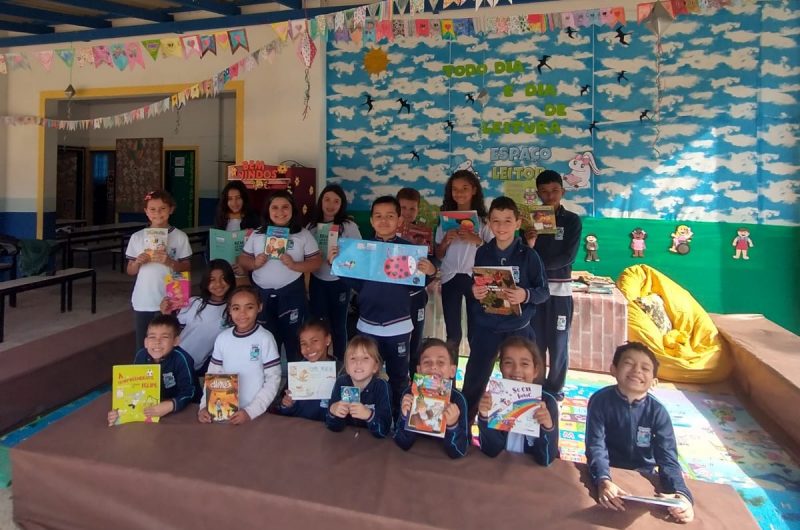 O uso dos livros no espaço de convivência estimula o aprendizado e a socialização dos estudantes