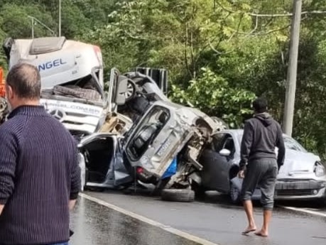 Acidente envolveu pelo menos 8 ve&iacute;culos neste domingo (2) – Foto: Divulga&ccedil;&atilde;o/ND