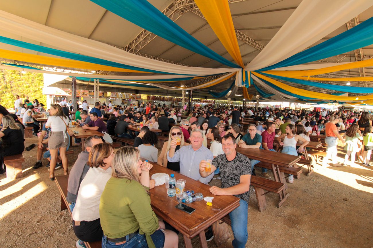 Foto mostra por dentro da Festa Nacional do Colono