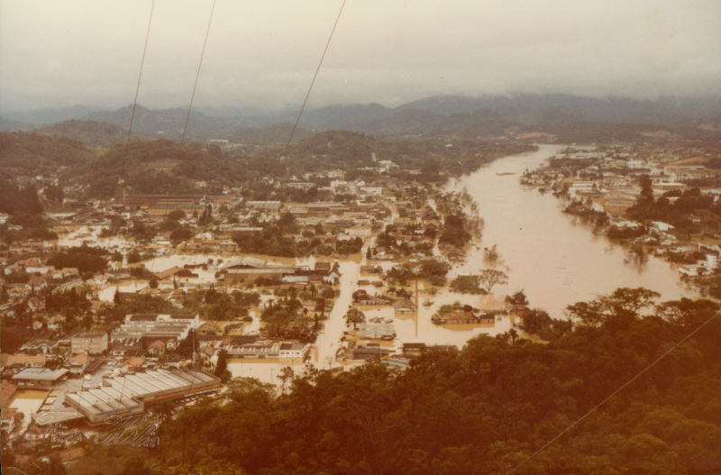 Rio Itaja&iacute;-A&ccedil;u, em Blumenau, chegou a marca de 15,34 m de altura no dia 9 de julho de 1983 – Foto: Arquivo Hist&oacute;rico Jos&eacute; Ferreira da Silva/Reprodu&ccedil;&atilde;o/ND