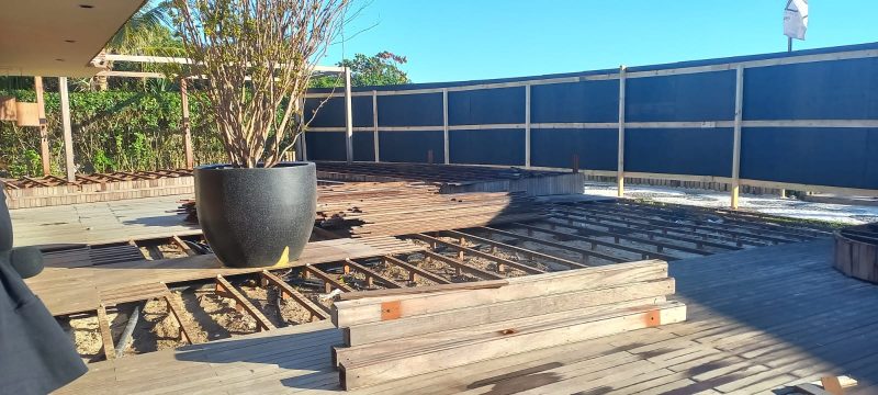 Parte das estruturas dos beach clubes come&ccedil;aram a ser retiradas nesta ter&ccedil;a-feira (4). – Foto: Luiz Fernando Dresch/ND