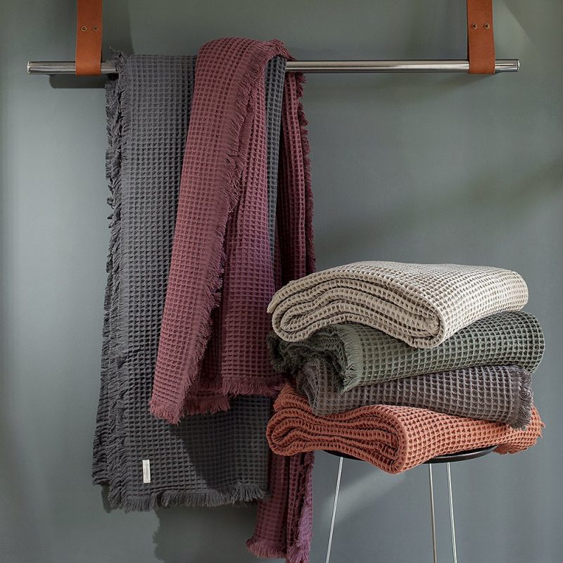 Composi&ccedil;&atilde;o de roupas de cama com manta de tricot e almofadas – Foto: Arquitetura do Sono/Divulga&ccedil;&atilde;o