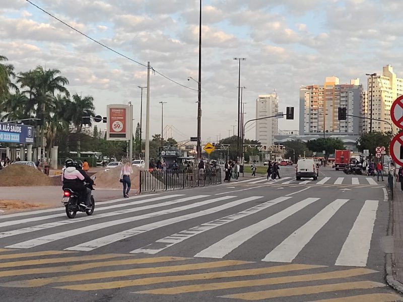Sem&aacute;foros inoperantes na avenida Paulo Fontes. – Foto: Paulo Mueller/ND