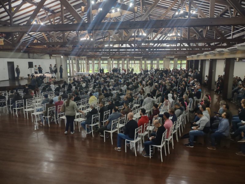 Trabalhadores aprovaram proposta da empresa nesta ter&ccedil;a-feira (11) em assembleia para discutir futuro das opera&ccedil;&otilde;es da gigante t&ecirc;xtil em Blumenau – Foto: Franciele Cardoso/NDTV