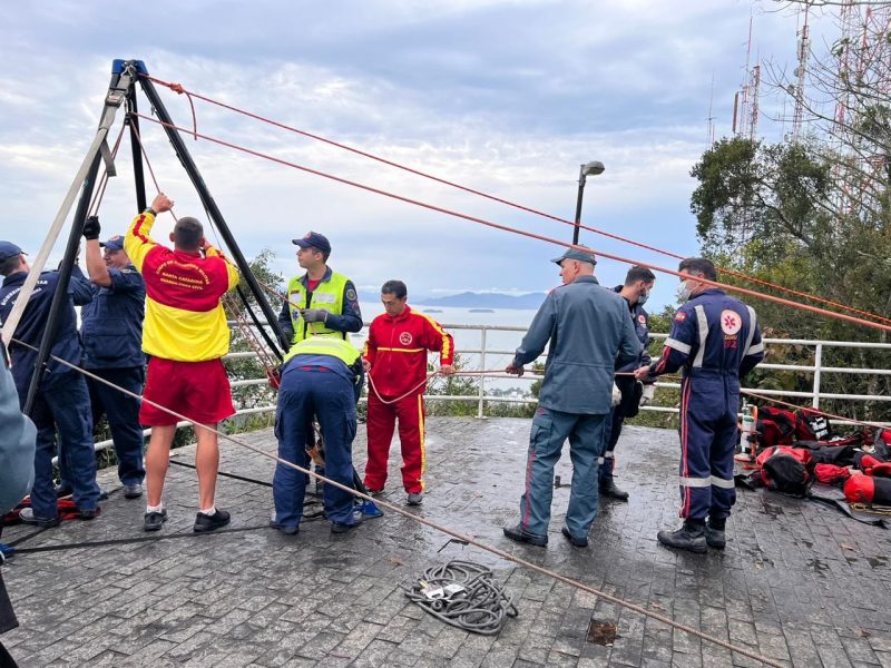 Bombeiros trabalham para i&ccedil;ar v&iacute;tima de queda – Foto: Valeska Loureiro/ND