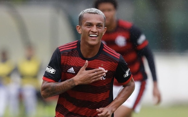 Wesley, do Flamengo, doa chuteira a jogador do Floresta: 'Sempre que puder  ajudar os outros, vou ajudar' - Lance!