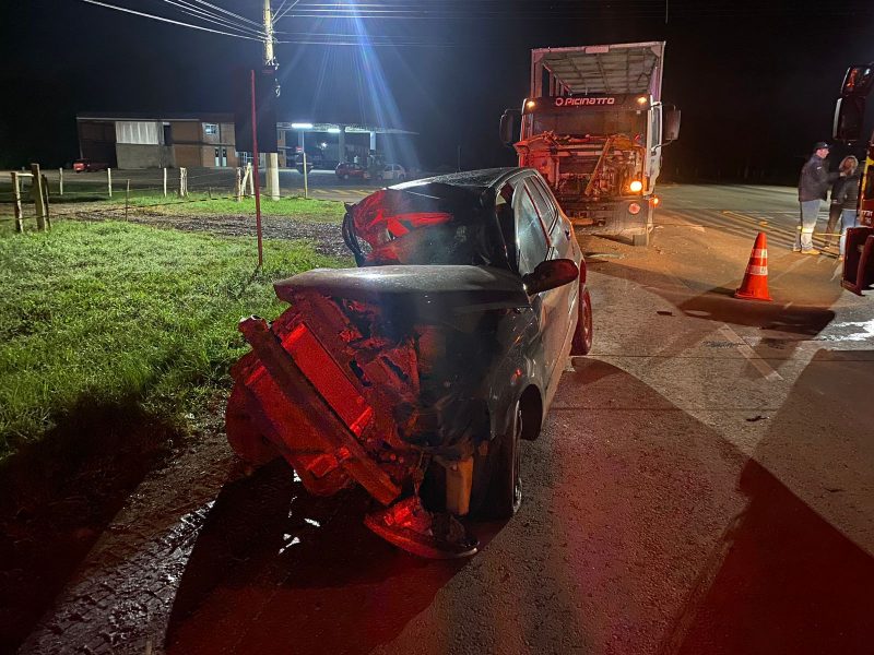 O grave acidente deixou uma jovem morta. 