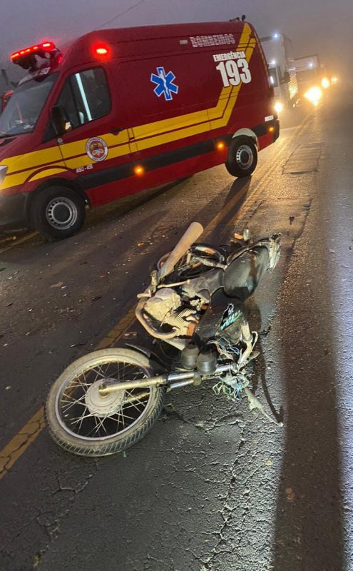 Motociclista morre ap&oacute;s bater em caminh&atilde;o na SC-114, em Tai&oacute; – Foto: Corpo de Bombeiros Militar/Reprodu&ccedil;&atilde;o/ND