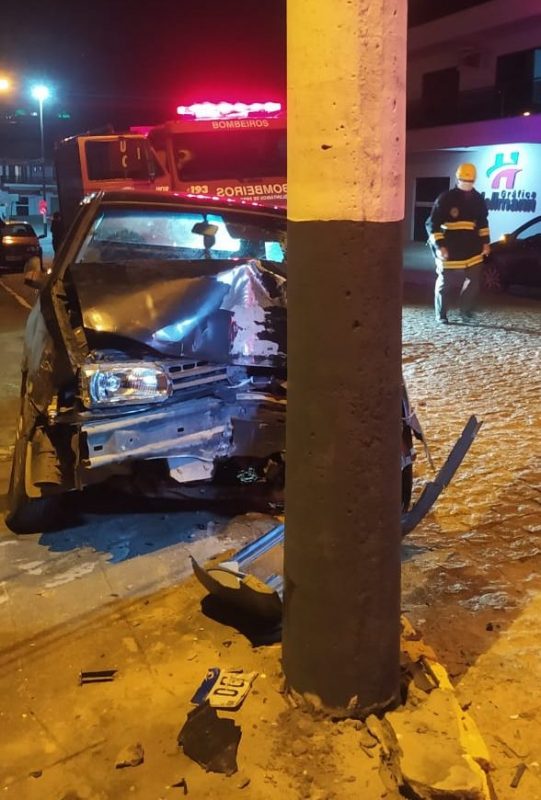 Carro fica destru&iacute;do ap&oacute;s motorista bater em poste em Presidente Get&uacute;lio – Foto: Bombeiros Volunt&aacute;rios de Presidente Get&uacute;lio/Reprodu&ccedil;&atilde;o/ND