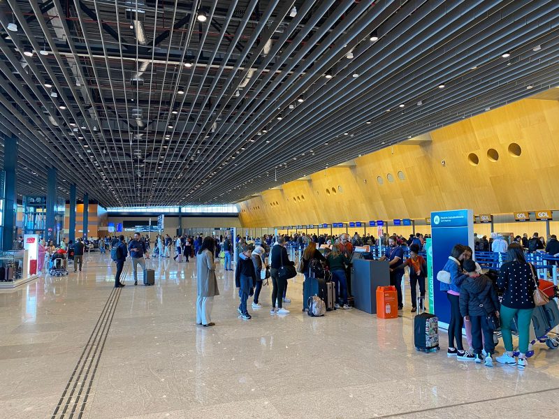 Aeroporto de Florian&oacute;polis est&aacute; se desdobrando, do jeito que pode, para auxiliar na conex&atilde;o com o RS – Foto: Maf&ecirc; Salinet/ND