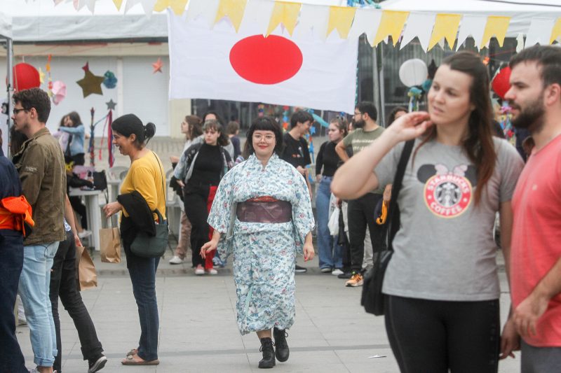 Professora Amanda Onishi, 33, de Itaja&iacute;, estava vstida com o kimono da sua bisav&oacute; japonesa – Foto: Leo Munhoz/ND