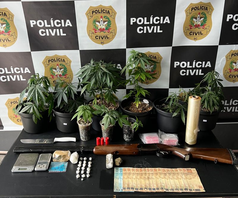 Dupla é presa por tráfico de drogas em Blumenau