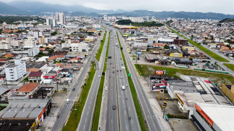 The implementation of the third lane has improved the smoothness of traffic and reduced the number of traffic accidents - Photo: Arteris Litoral Sul/Disclosure