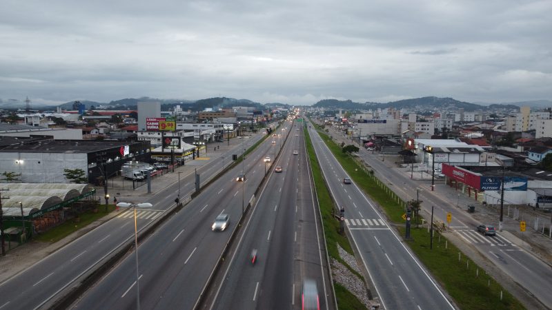 Desde que foi implantada a terceira faixa em cerca de 16 km na pista Sul da BR-101 em Santa Catarina, entre Palho&ccedil;a e S&atilde;o Jos&eacute;, o n&uacute;mero de acidentes registrados pela Arteris Litoral Sul diminuiu 40% – Foto: Arteris Litoral Sul/Divulga&ccedil;&atilde;o
